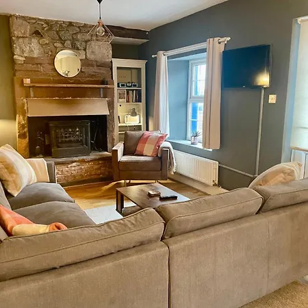 Charming 3 Bedrooms In *